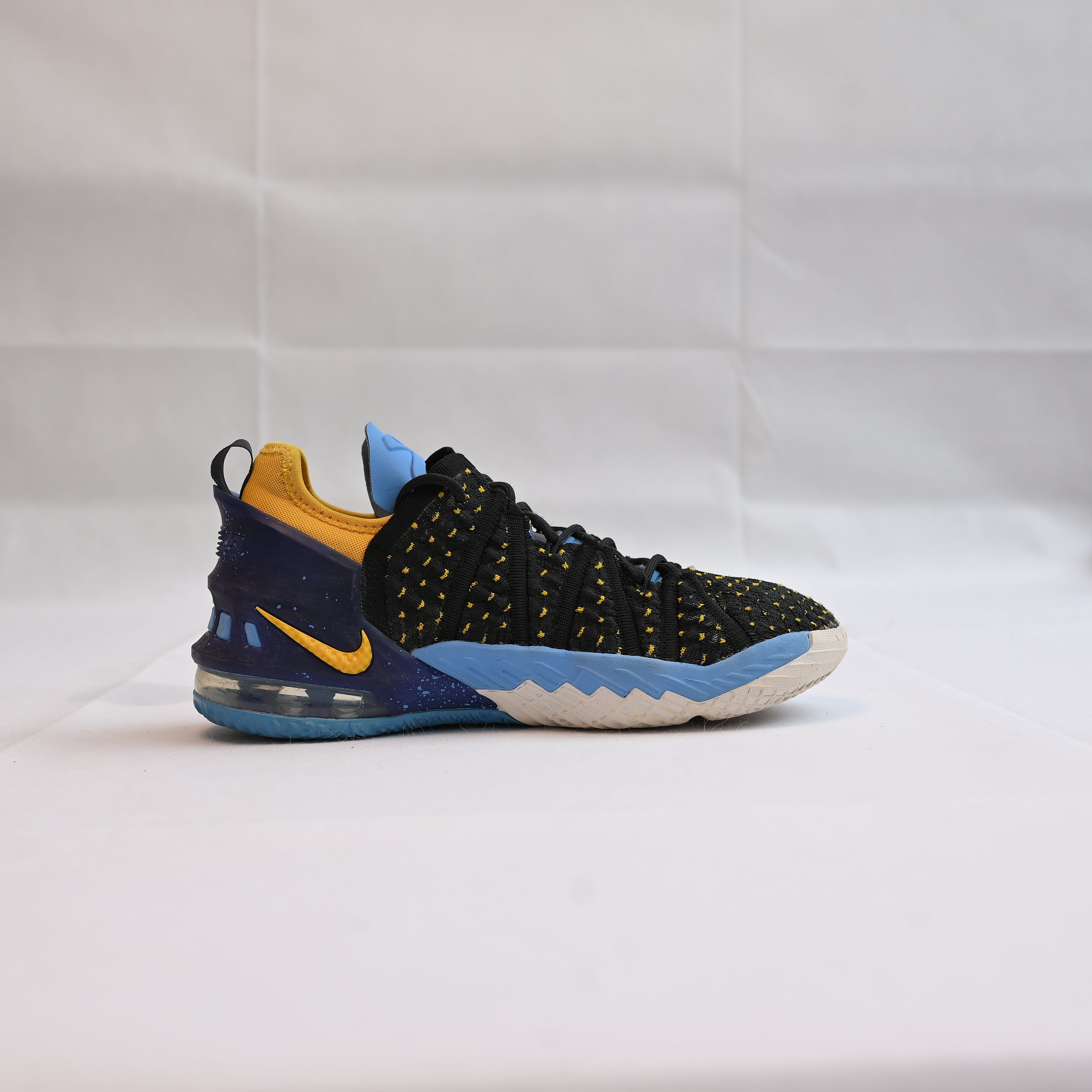 NIKE LEBRON 18 LOW