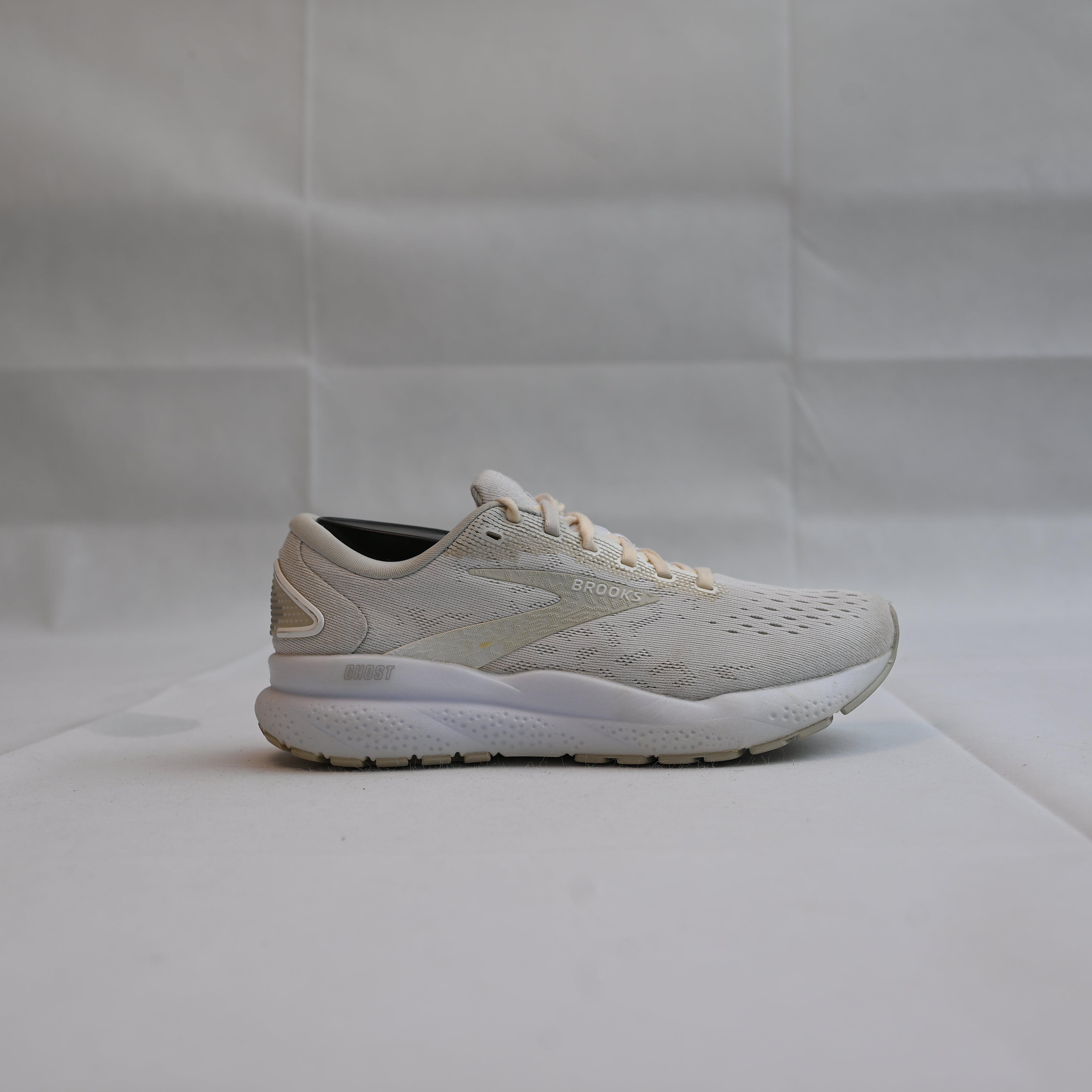 Brooks Ghost 16 Running Shoes in White Grey