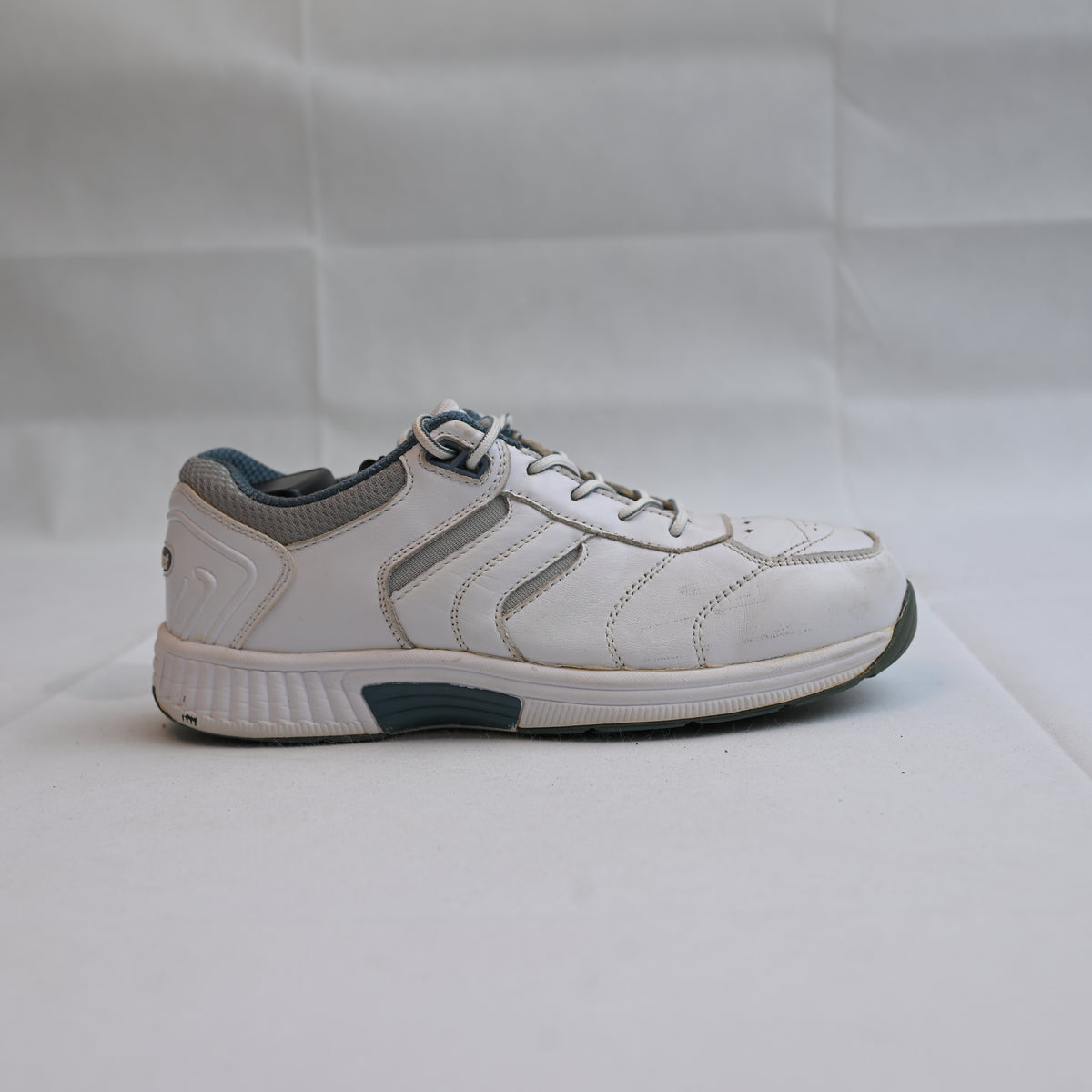 Orthofeet Pacific Palisades, a men's orthopedic walking sneaker