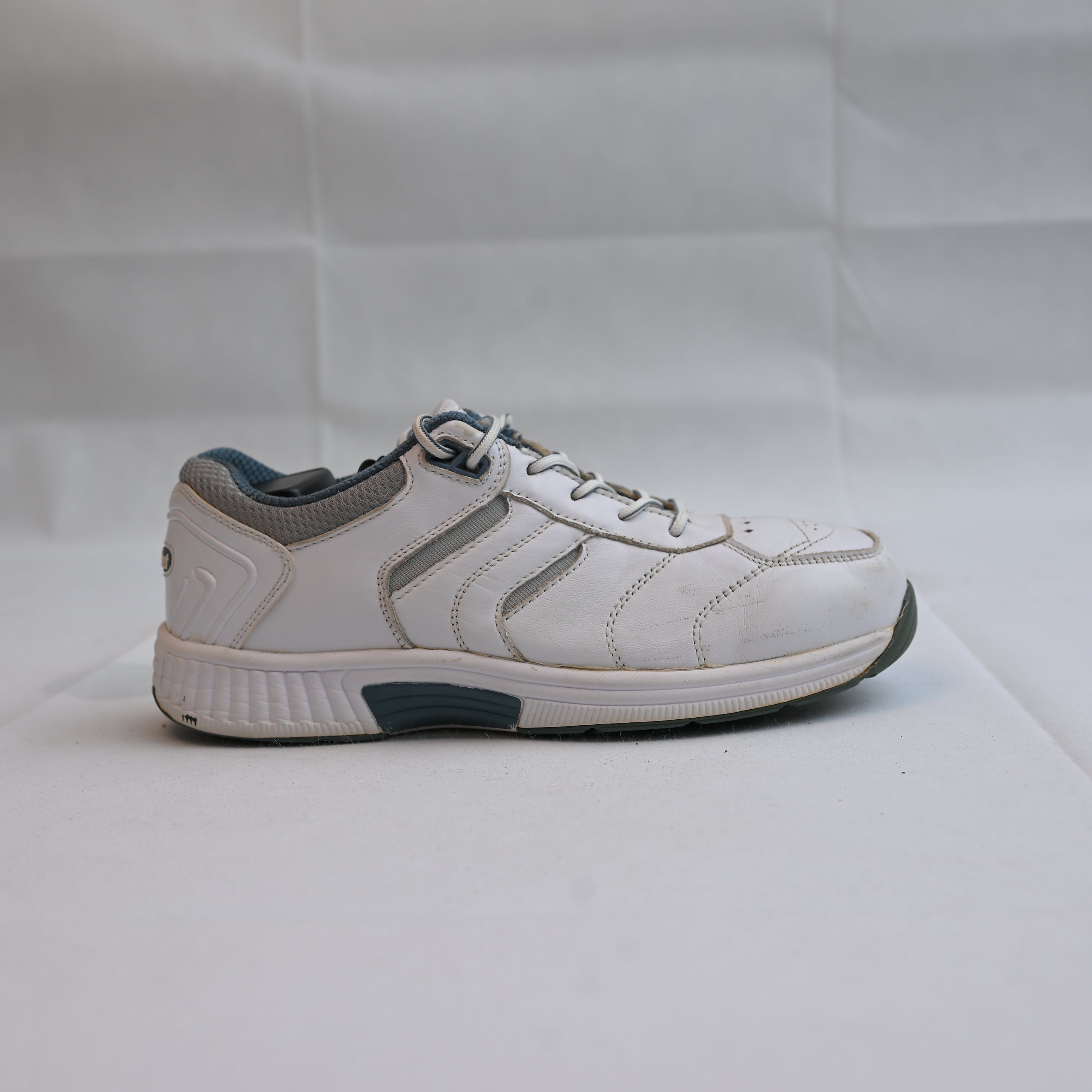 Orthofeet Pacific Palisades, a men's orthopedic walking sneaker